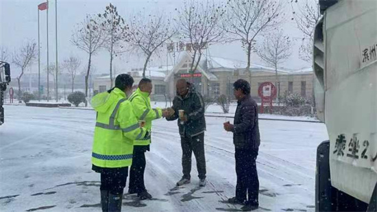 河南交投寺湾服务区：“以雪为令”齐出动 “暖心服务”保畅通