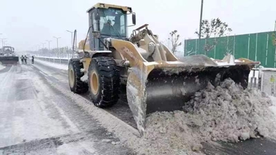 ​与“雪”奋战   潢川县全力以赴保畅通护民生