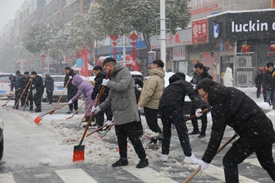 息县：“遇雪”奋战 全力除雪破冰保障城市安全运行