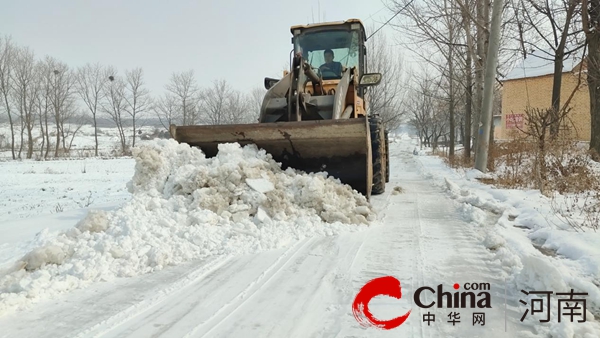 驻马店市驿城区板桥镇：铲雪除冰保出行，服务群众暖人心