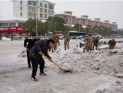 ​信阳市羊山新区：广大干群齐上阵 军民同心铲雪忙