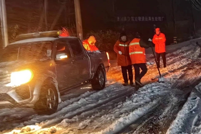 潢川县连夜除雪 保障群众出行