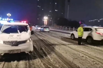 潢川县连夜除雪 保障群众出行