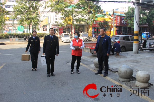 驻马店市驿城区人民街道中山社区开展“重阳慰问情意浓 送学上门暖人心”主题党日活动