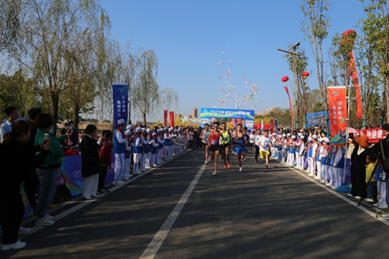 ​“路”遇平桥 跑出精彩 近3000人在震雷山脚下热跑10公里